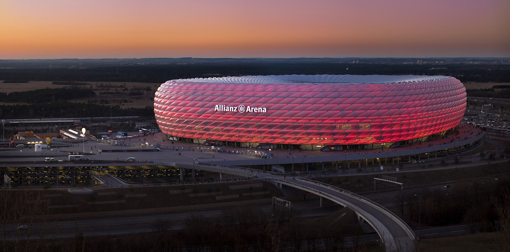Die Allianz Arena München die in der Farbe Rot erstrahlt