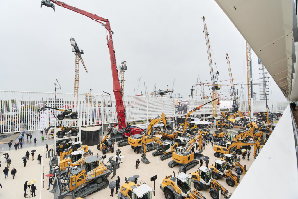 Verschiedene Baumaschinen sind ausgestellt und zeigen ihre beeindruckende Vielfalt und Funktionalität.