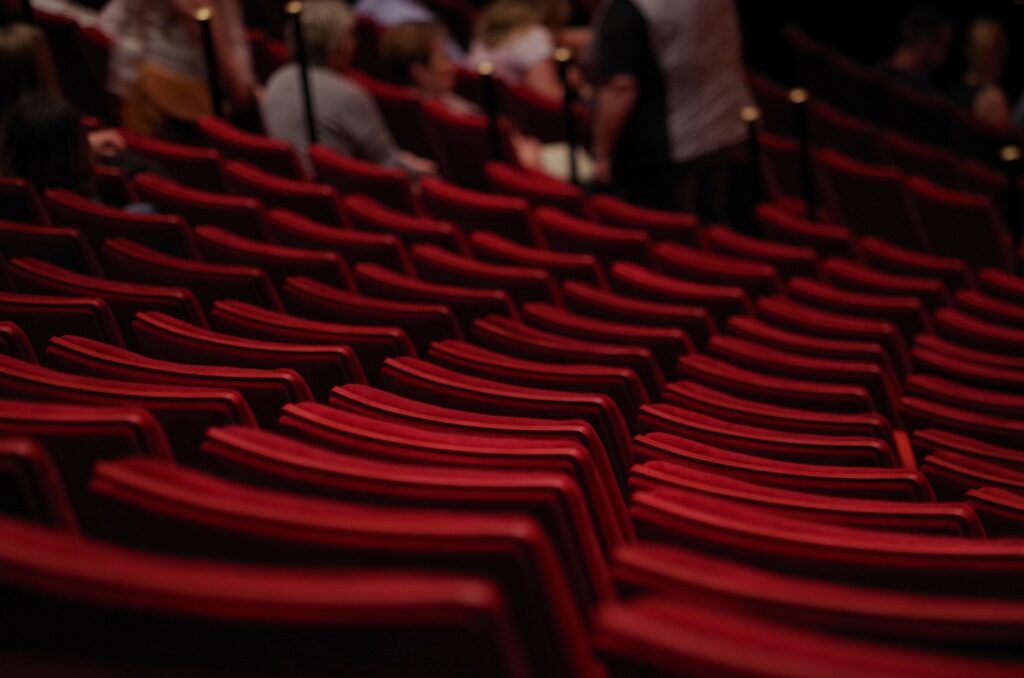 Rote Stuhlreihen in einem Auditorium, perfekt für eine Veranstaltung