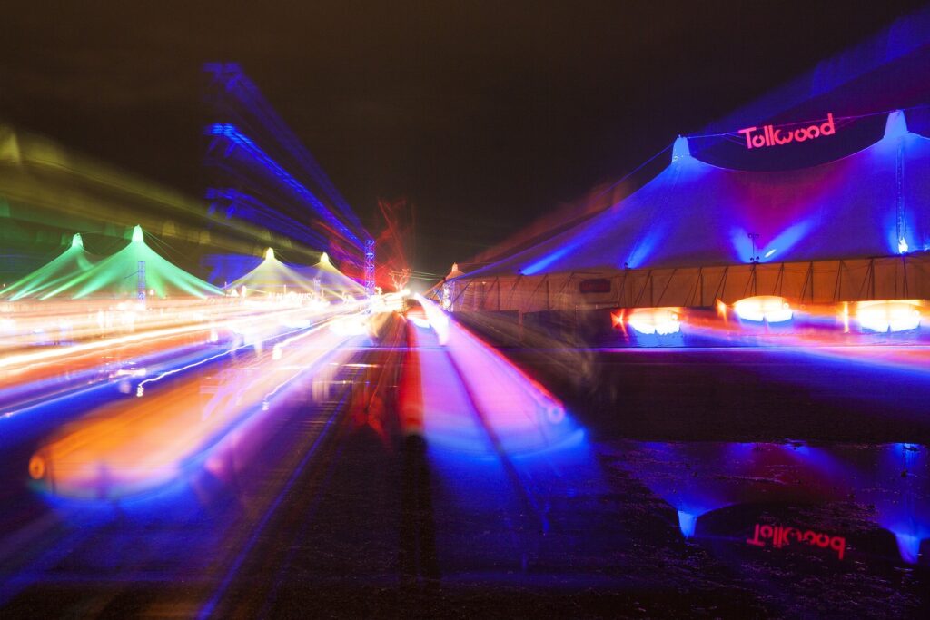 Verschwommene, bunte Lichtershow bei Nacht, die eine festliche und lebendige Atmosphäre schafft